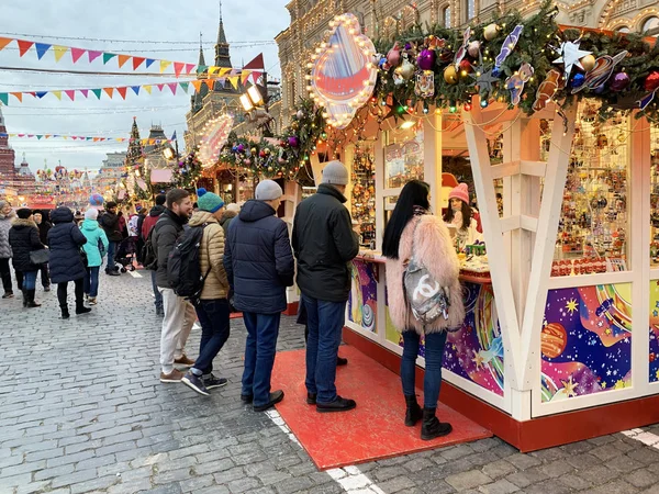 2019年12月21日 俄罗斯莫斯科 在莫斯科阴天的 圣诞之旅 人们在红场的胡桃夹子馆购买纪念品 — 图库照片