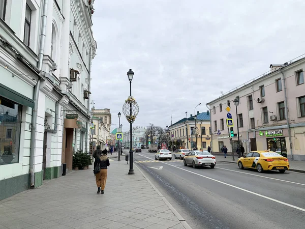 Moscow Russia December 2019 People Walking Pokrovka Street Winter Snowless — Stock Photo, Image