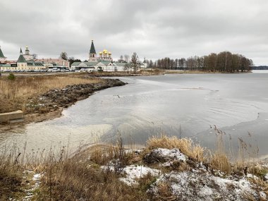 Valdai Iversky Svyatoozersky Bogoroditsky Manastırı. Kışın bulutlu bir havada. Rusya, Novgorod bölgesi