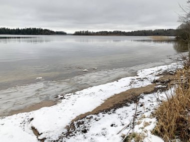 Valdai Gölü kışın bulutlu Ocak ayında