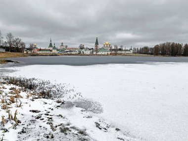 Valdai Iversky Svyatoozersky Bogoroditsky Manastırı. Kışın bulutlu bir havada. Rusya, Novgorod bölgesi