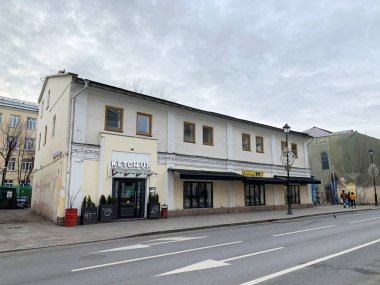 Moskova, Rusya, 21 Aralık 2019. Pokrovka caddesindeki 10 numaralı ev, 2 numaralı bina, Moskova. A. E. Molchanov 'un evi, daha sonra Olovyanishnikov' un dükkanı, 1891 yılında inşa edildi.