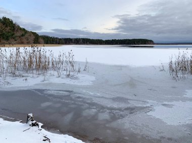 Seliger Gölü kışın bulutlu bir günde. Rusya, Tver bölgesi