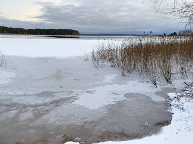 Seliger Gölü kışın bulutlu bir günde. Rusya, Tver bölgesi