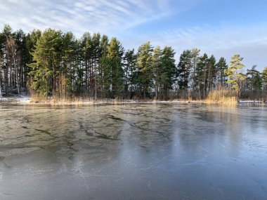 Sıcak kışta Seliger Gölü 'ndeki ince buz. Rusya, Tver bölgesi, Ostashkov şehri
