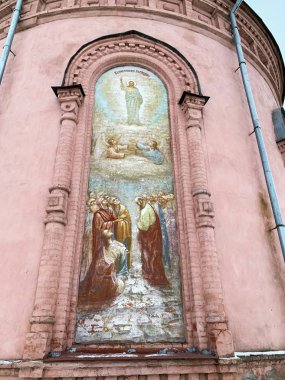 Ostashkov, Tver bölgesi, Rusya, Ocak, 07, 2020. Znamensky Manastırı 'nın Yükseliş Katedrali' nin dış duvarının antik bir resmi. Ostashkov şehri, Tver bölgesi, Rusya