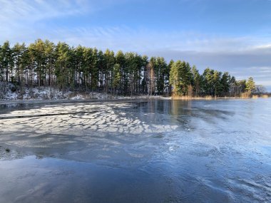 Sıcak kışta Seliger Gölü 'ndeki ince buz. Rusya, Tver bölgesi, Ostashkov şehri