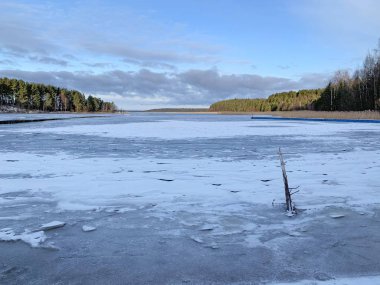 Sıcak kışta Seliger Gölü 'ndeki ince buz. Rusya, Tver bölgesi, Ostashkov şehri