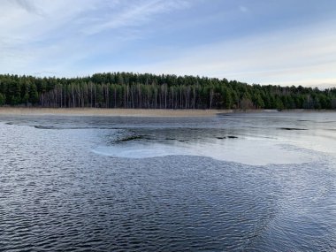 Sıcak kışta Seliger Gölü 'ndeki ince buz. Rusya, Tver bölgesi, Ostashkov şehri