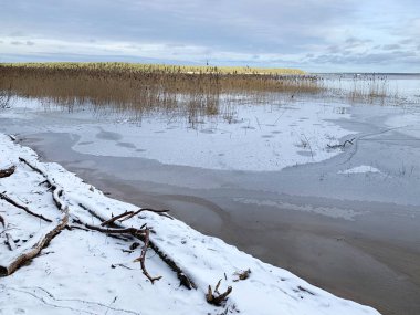 Sıcak kışta Seliger Gölü 'ndeki ince buz. Rusya, Tver bölgesi, Ostashkov şehri