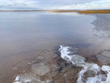 Sıcak kışta Seliger Gölü 'ndeki ince buz. Rusya, Tver bölgesi, Ostashkov şehri
