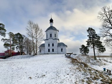 Tver bölgesinde Nilo-Stolobenskaya (Nilov) manastırı bulunmaktadır. Kışın haçın kutsandığı kilise.
