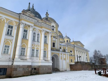 Kışın bulutlu havada Nilo-Stolobenskaya (Nilov) inziva-Ortodoks manastırı. Rusya, Tver bölgesi