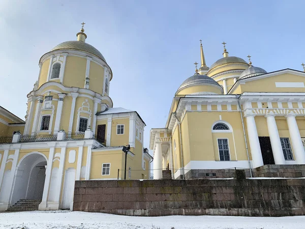 在多云的冬季 Nilo Stolobenskaya Nilov 隐士东正教修道院 俄罗斯 特维尔地区 — 图库照片