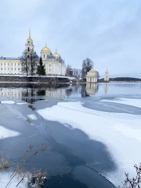 Kışın bulutlu bir günde Nilo-Stolobenskaya (Nilov) inziva-Ortodoks manastırı. Rusya, Tver bölgesi