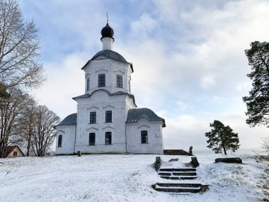 Tver bölgesinde Nilo-Stolobenskaya (Nilov) manastırı bulunmaktadır. Kışın haçın kutsandığı kilise.