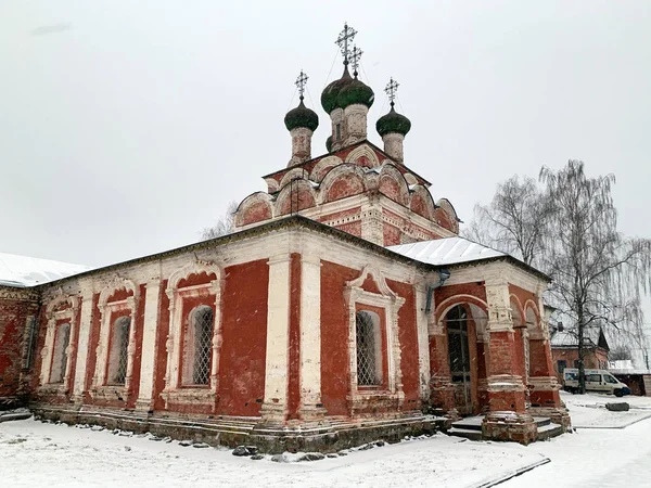 特维尔地区奥斯特什科夫市三位一体大教堂 雪要下了 — 图库照片