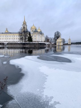 Kışın bulutlu bir günde Nilo-Stolbenskaya (Nilov) inziva-Ortodoks manastırı. Rusya, Tver bölgesi