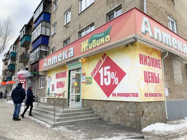 Kyshtym, Rusya, 15 Ocak 2020. Kishtym 'deki Lenin caddesindeki Zhivika eczanesinin yakınında yürüyen insanlar. Rusya, Chelyabinsk bölgesi