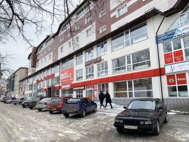Kyshtym, Rusya, 15 Ocak 2020. Chelyabinsk bölgesindeki Kyshtym şehrindeki Lenin caddesinde bir alışveriş galerisi.