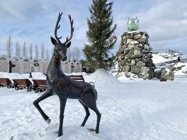 Zlatoust, Chelyabinsk bölgesi, Rusya, 19 Ocak 2020. Kış mevsiminde Red Hill 'de P. P. Bazhov adında bir maden parkı. Taş çiçek ve gümüş toynak geyiği. Zlatoust şehri.
