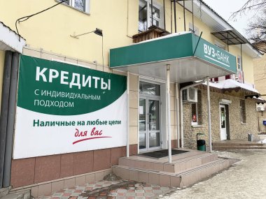 Kyshtym, Rusya, 15 Ocak 2020. Kışın Kyshtym kasabasındaki Vuz-Bank. Rusya, Chelyabinsk bölgesi