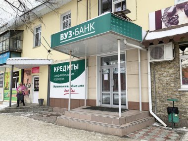 Kyshtym, Rusya, 15 Ocak 2020. Kışın Kyshtym kasabasındaki Vuz-Bank. Rusya, Chelyabinsk bölgesi