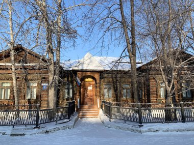 Kyshtym, Rusya, 26 Ocak 2020. Ahşap mimari anıtı - Druzhinin evi, 1850-1853 yılları arasında. Rusya, Chelyabinsk bölgesi, Kishtym şehri