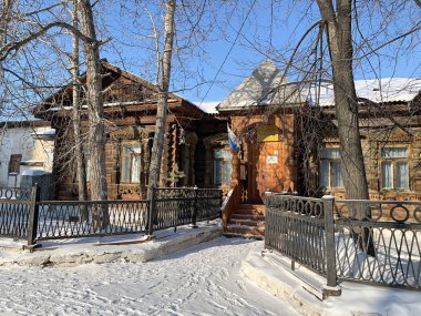 Kyshtym, Rusya, 26 Ocak 2020. Ahşap mimari anıtı - Druzhinin evi, 1850-1853 yılları arasında. Rusya, Chelyabinsk bölgesi, Kishtym şehri