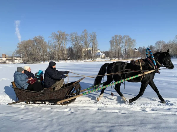 Kyshtym Rusland Januari 2020 Mensen Sleeën Een Vijver Stad Kyshtym — Stockfoto