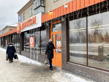 Kyshtym, Rusya, 15 Ocak 2020. Kışın Kyshtym kasabasındaki K-Liebknecht caddesinde 