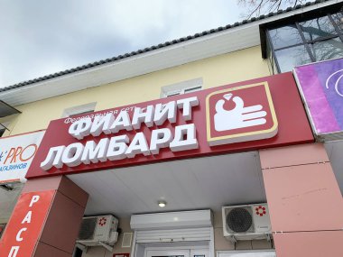 Kyshtym, Rusya, 15 Ocak 2020. Kyshtym şehrinde Lenin caddesindeki nişanlısı rehin dükkanında.