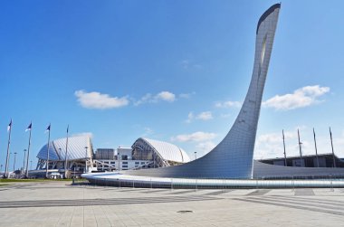 Sochi, Rusya, Ağustos, 10, 2019. Ana tören alanı ve stadyum balıkçılığında olimpiyat kazanı. Sochi, Adler, Olimpik Park 