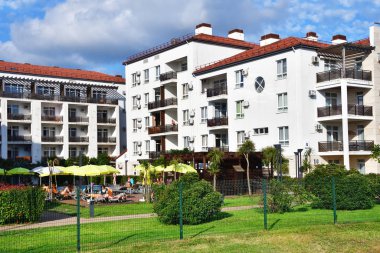 Sochi, Rusya, Ağustos, 10, 2019. Rusya, Soçi (Adler), yazın Olimpiyat köyü. Bir grup şirket 