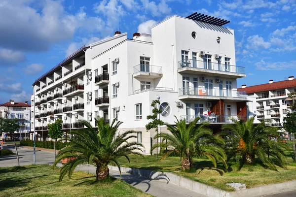 Sochi, Rusya, Ağustos, 10, 2019. Rusya, Soçi (Adler), yazın Olimpiyat köyü. Bir grup şirket 
