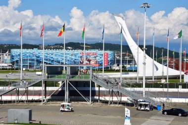Sochi, Rusya, Ağustos, 10, 2019. Sochi Olimpiyat Parkı 'nda yürüyen insanlar. Çeşme 