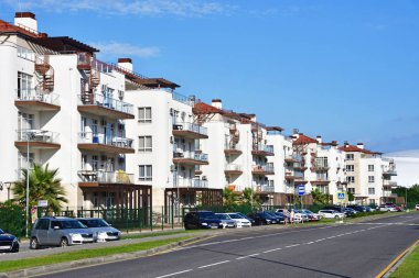 Sochi, Rusya, Ağustos, 10, 2019. Rusya, Soçi (Adler), yazın Olimpiyat köyü. Güneşli bir günde Zapovedniy apartmanı