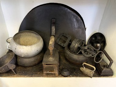 Kyshtym, Rusya, 26 Ocak 2020. Druzhinin 'in evindeki sergide bulunan eski ev eşyaları. Rusya, Chelyabinsk bölgesi, Kishtym şehri