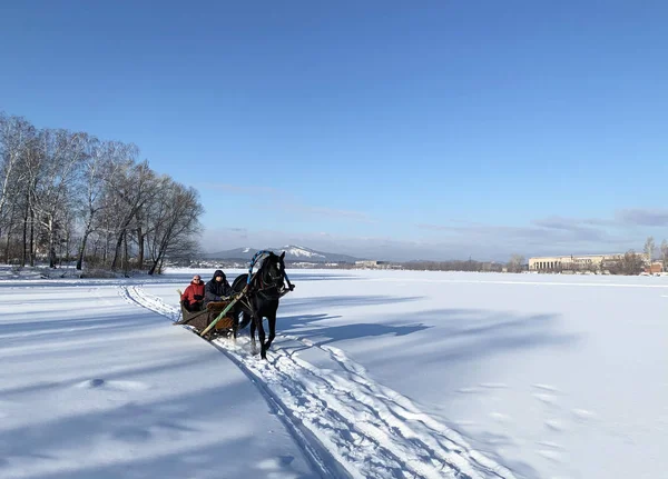 Kyshtym Rusland Januari 2020 Mensen Sleeën Een Vijver Stad Kyshtym — Stockfoto