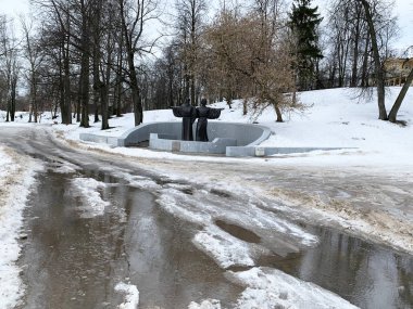 Cherepovets, Vologda bölgesi, Rusya, 18 Şubat, 2020. Cherepovets 'in kurucuları, keşişler Theodosius ve Athanasius' un 2020 'nin anormal sıcak kışındaki anıtının önündeki su birikintileri.