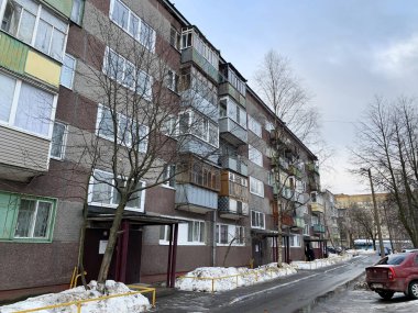 Cherepovets, Vologda bölgesi, Rusya, 18 Şubat, 2020. Kışın Cherepovets şehrinde Komsomolskaya caddesindeki tipik beş katlı bina. Rusya, Vologda bölgesi