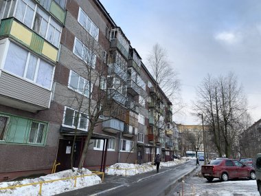 Cherepovets, Vologda bölgesi, Rusya, 18 Şubat, 2020. Kışın Cherepovets şehrinde Komsomolskaya caddesindeki tipik beş katlı bina. Rusya, Vologda bölgesi
