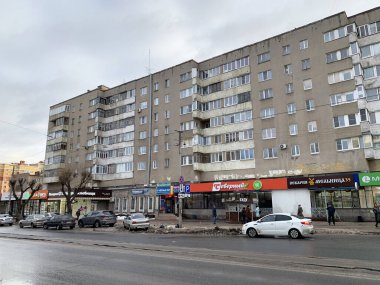 Cherepovets, Vologda bölgesi, Rusya, 18 Şubat, 2020. 2020 'nin anormal sıcak kışında Cherepovets şehrinde Sovetsky Prospekt boyunca yürüyen yaşlı kadın. Rusya, Vologda bölgesi