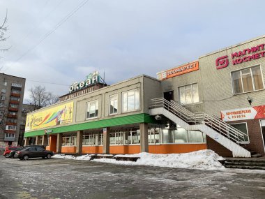 Cherepovets, Vologda bölgesi, Rusya, 18 Şubat, 2020. Cherepovets 'deki okyanus alışveriş merkezi. Rusya, Vologda bölgesi