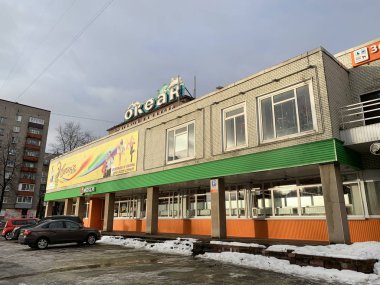 Cherepovets, Vologda bölgesi, Rusya, 18 Şubat, 2020. Cherepovets 'deki okyanus alışveriş merkezi. Rusya, Vologda bölgesi