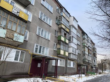 Cherepovets, Vologda bölgesi, Rusya, 18 Şubat, 2020. Kışın Cherepovets şehrinde Komsomolskaya caddesindeki tipik beş katlı bina. Rusya, Vologda bölgesi