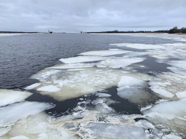 Sheksna nehri üzerindeki buz akıntısı 2020 kışında anormal derecede sıcaktır. Rusya, Vologda bölgesi