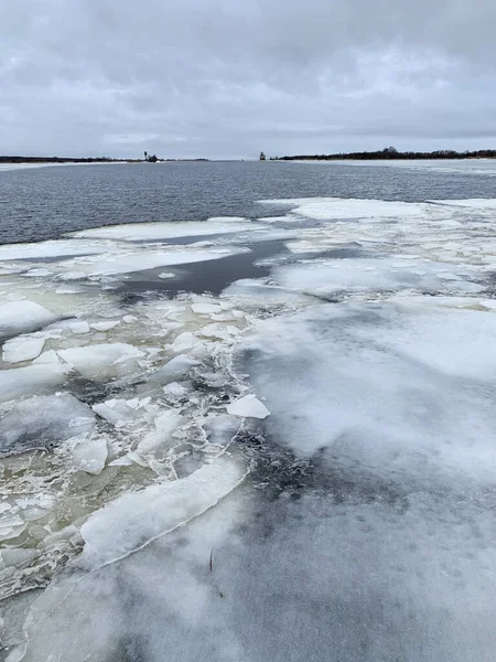 의회나 강에서 떠다니는 얼음은 2020 겨울에 비정상적으로 따뜻하다 러시아 — 스톡 사진