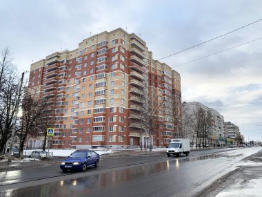 Cherepovets, Vologda bölgesi, Rusya, 18 Şubat, 2020. Adresteki modern apartman binası: Sovetsky Prospekt, 114, Cherepovets şehrinde 2020 kışında anormal derecede sıcak bir kış. Rusya, Vologda bölgesi