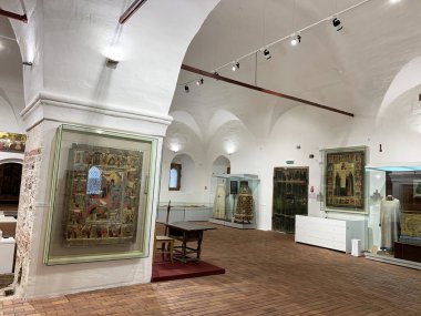 Ferapontovo, Vologda bölgesi, Rusya, 23 Şubat, 2020. Antik Ferapontov Manastırı 'ndaki Refectory' nin içinde müze sergileri var. Rusya, Vologda bölgesi